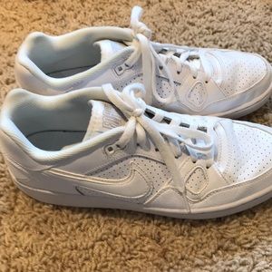 white nike low tops. like new, no scuffs or marks